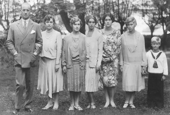 Принц Андрей, принцесса Алиса, их дочери Маргарита, Теодора, Сесилия, София и сын Филипп