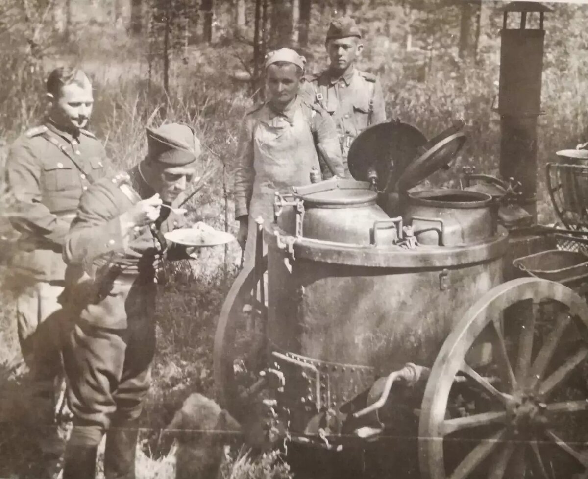 На фото полевая кухня 20 полка уланов, 1938 год. Ротмистр Сковронский в компании с полковым врачом - капитаном Гнотовским  пробует солдатский обед, полевая кухня wz.kp-23a