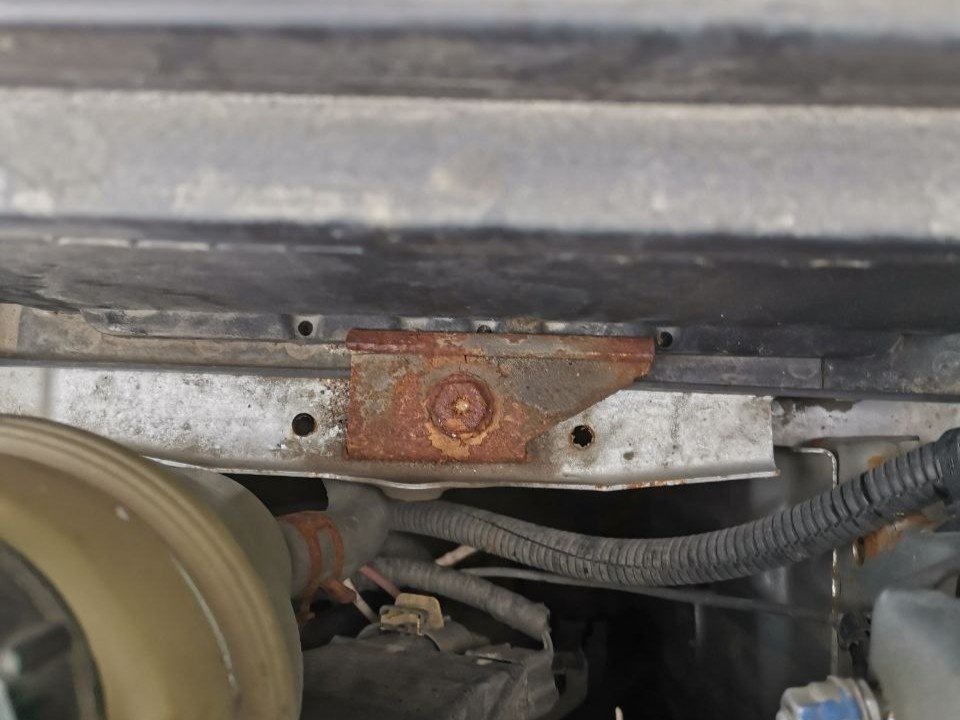 А вот передняя съёмная крепежная скоба вместе с болтом напрочь покрылась ржавчиной