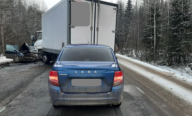    На трассе под Кировом столкнулись три машины, есть погибший
