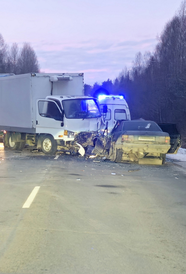    На трассе под Кировом столкнулись три машины, есть погибший