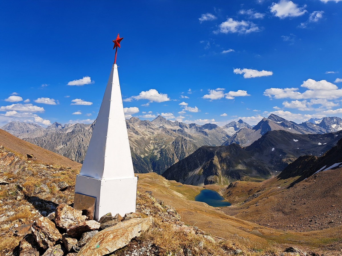Остроконечные обелиски, как горные пики - Вершины человеческого мужества. Один изобелисков на перевале Халега. Внизу видно озеро Халега.