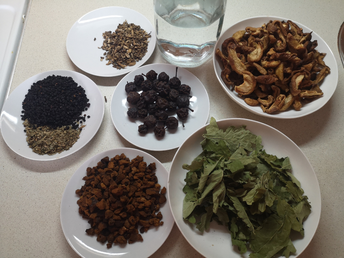 Вот они, компоненты будущего ликёра. Не смотрите, что спирта в банке мало — я потом добавил. Да и ошибся с пропорцией дубовых листьев: в банку пошла ровно четверть от того, что планировал.