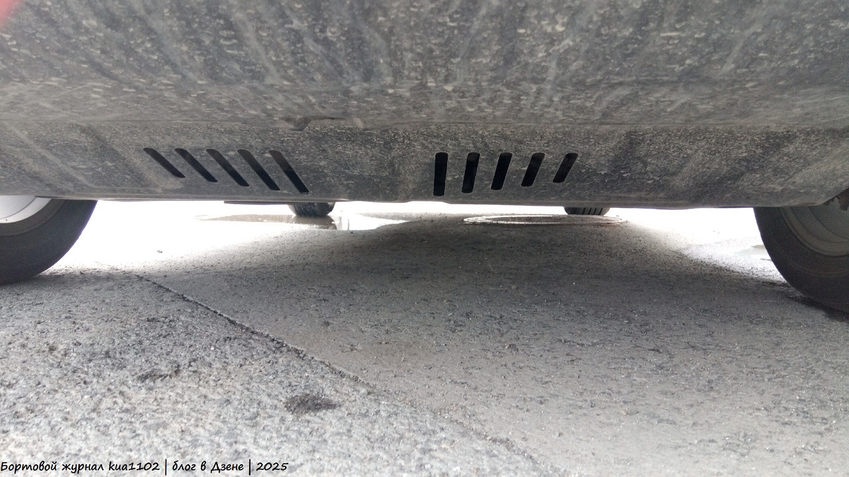 Всегда заглядывайтся под моторный отсек автомобиля, чтобы понять есть или нет течь моторного масла. Автор фотографии kua1102