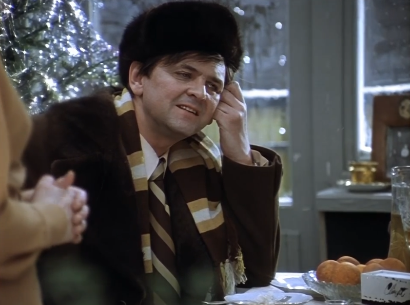Кадр из фильма "Ирония судьбы, или С лёгким паром!" (1975). Ипполит - Юрий Яковлев