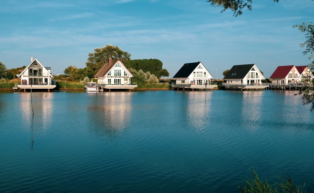 Дома на берегу озера