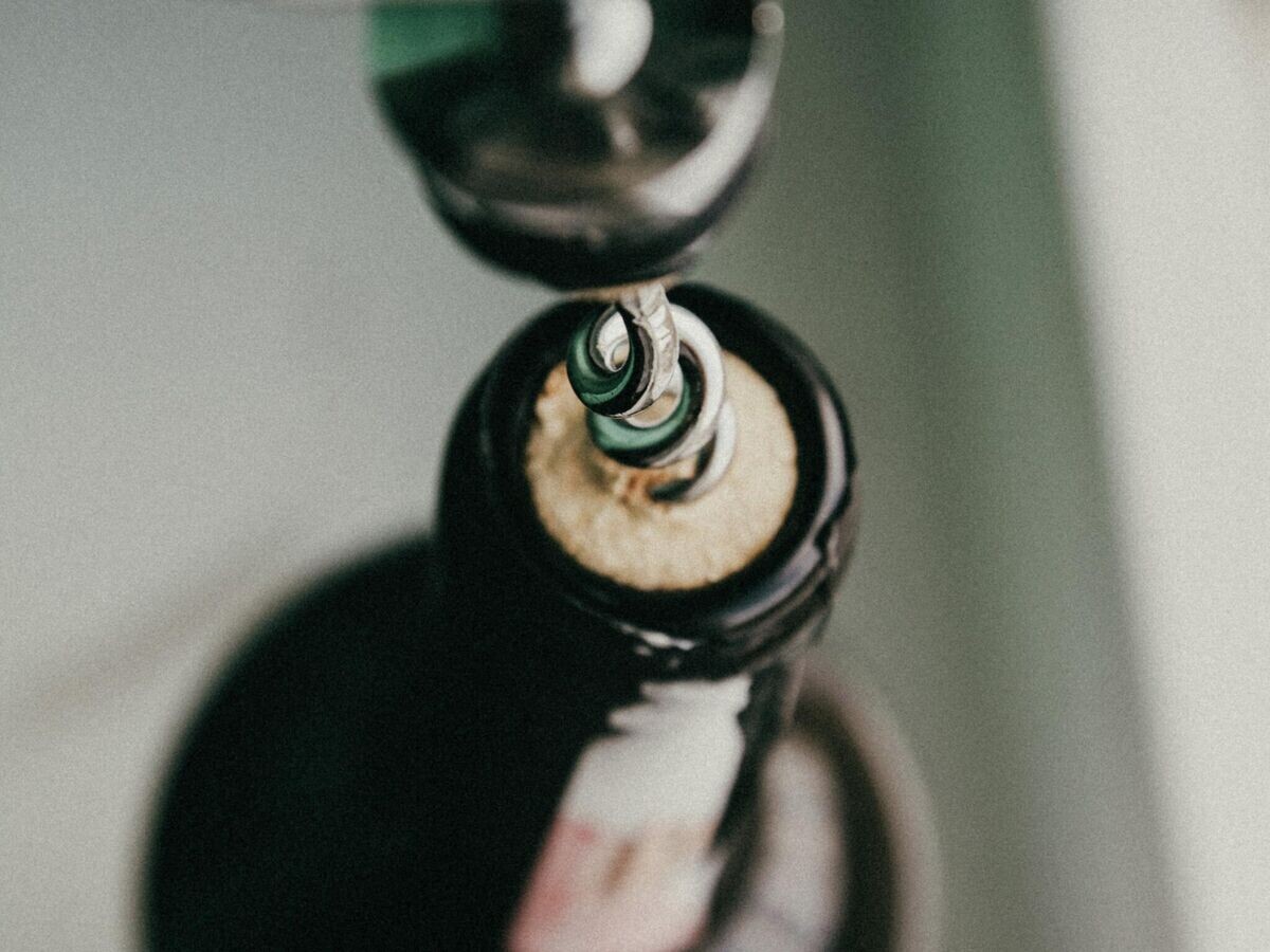    Бутылка вина со штопором | © Фото : Unsplash/Ira Pavlyukovich