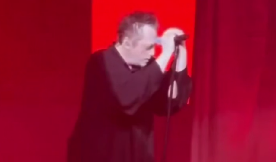 Полный провал «Агаты Кристи»: Люди начали убегать с концерта после того как увидели состояние фронтмена Самойлова