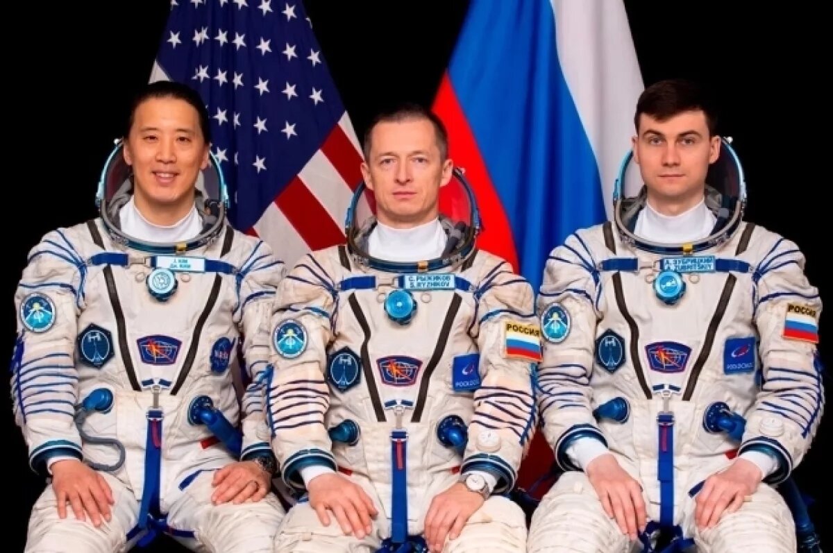    Вернувшихся на Землю космонавтов эвакуировали из «Союза МС-27»