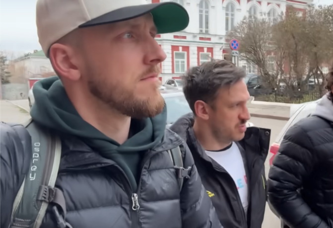 фото: Блогеры Тайлер Шпиц и Брэд Ланкастер и Лиам МакКошам | © Discover Connection/YouTube