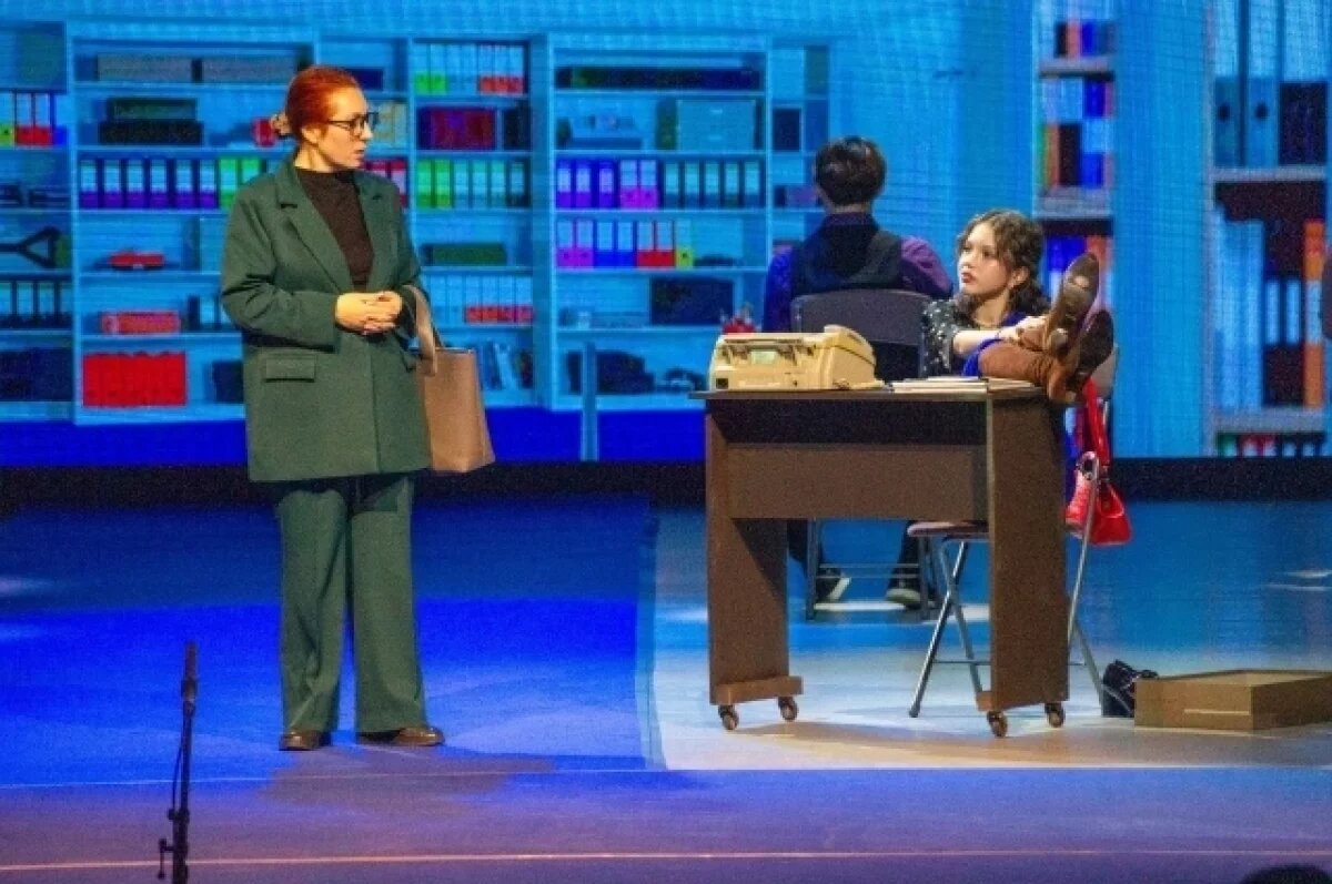    Действие бессмертной пьесы перенесли в современный офис.