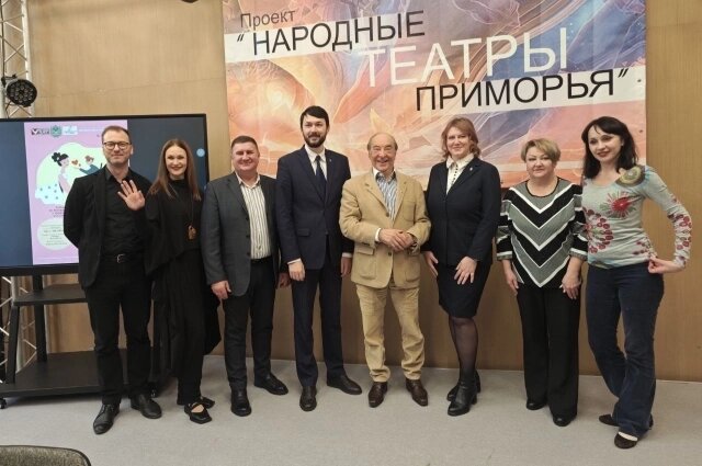    Народный театр Большого Камня стал 13 в дружной театральной семье. Фото: АиФ-Приморье/ Павел Аладин