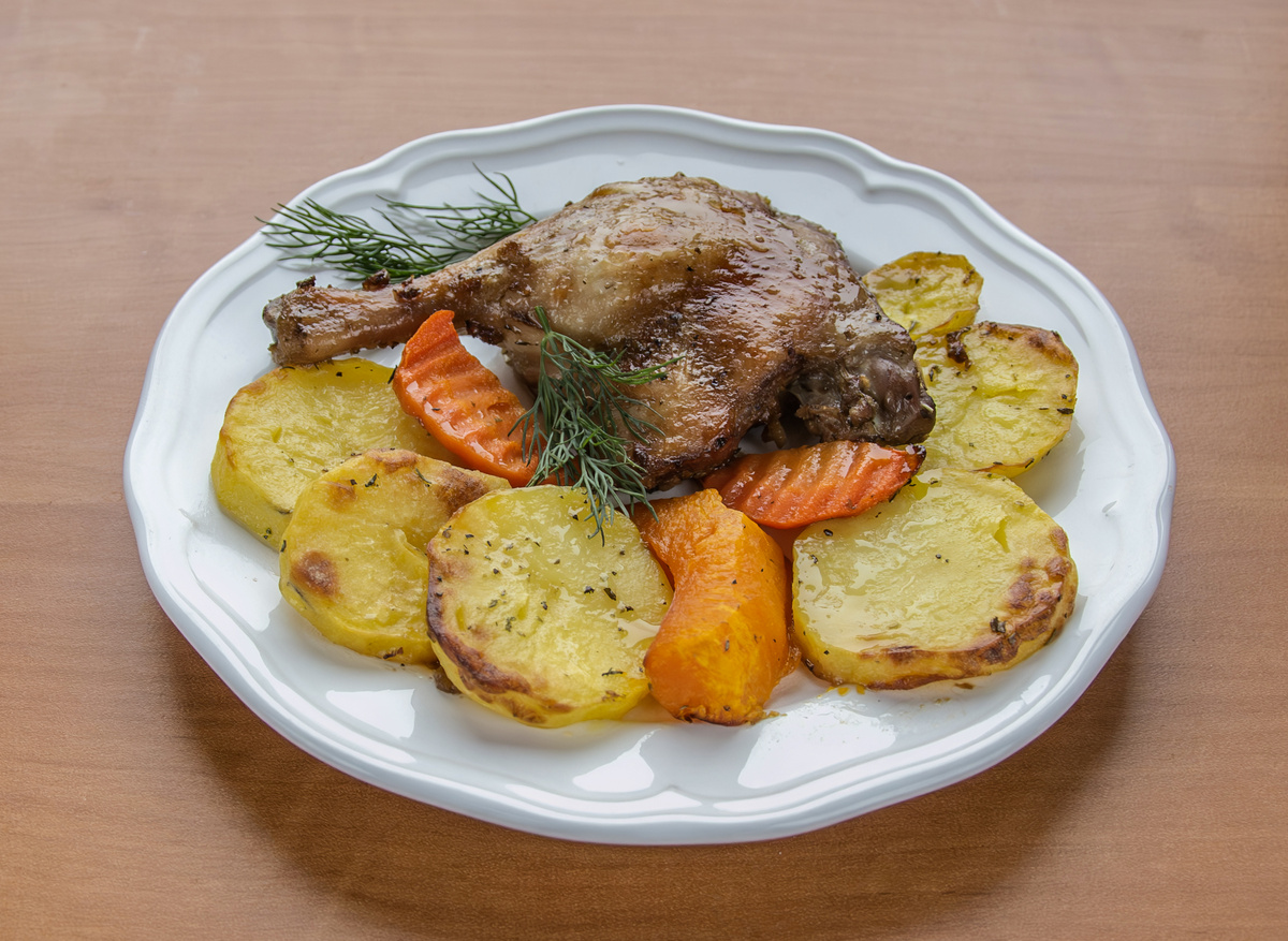 Утка с гарниром в духовке