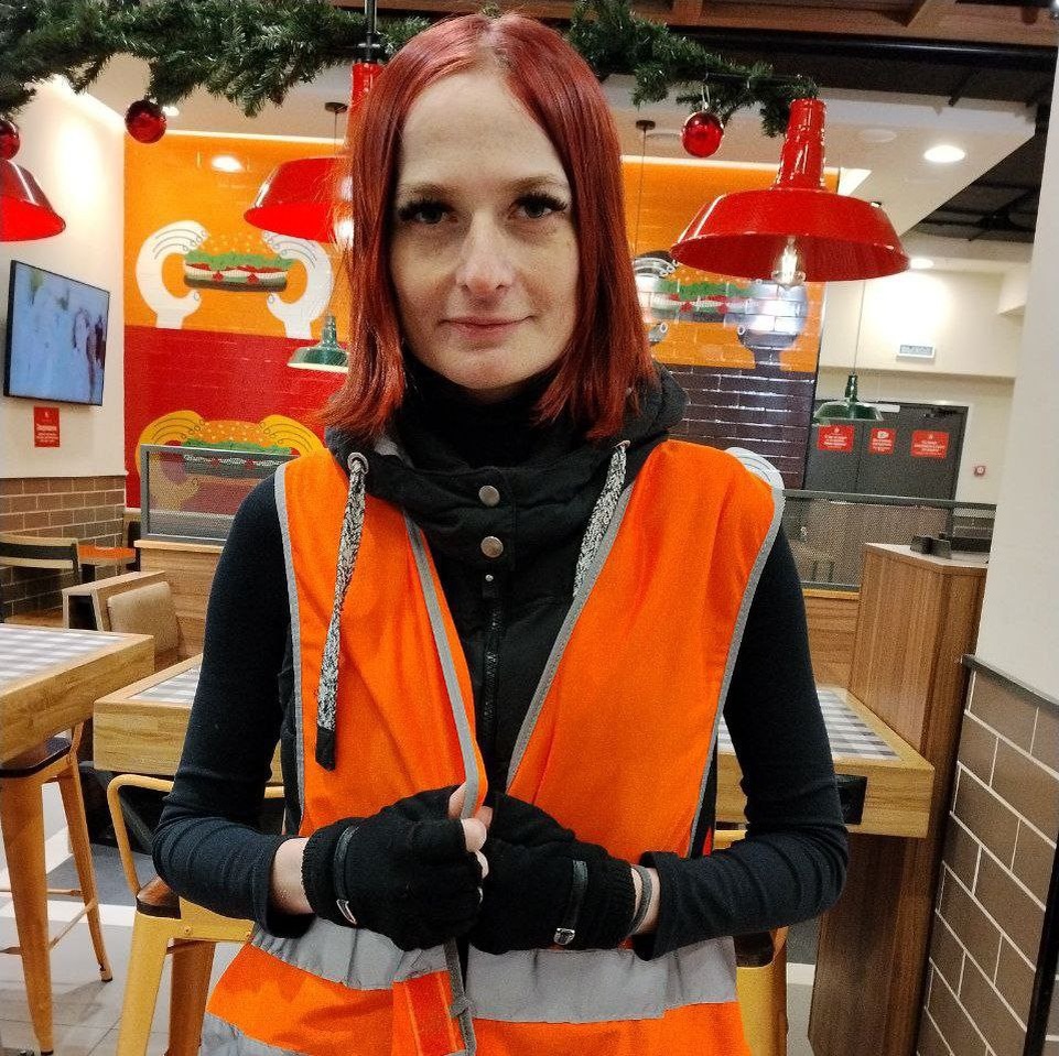 Уставший и голодный Ленчик после смены на складе в Бургер Кинге