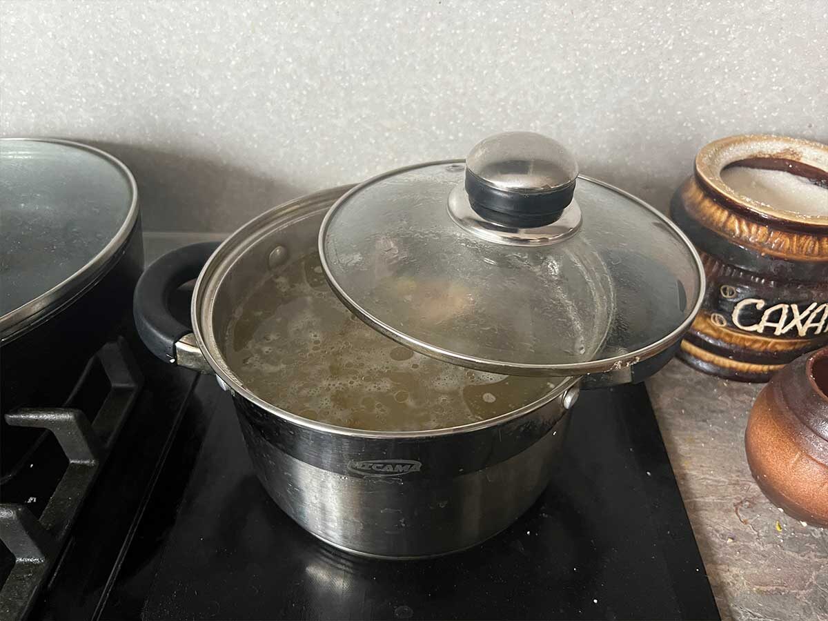 Бульон кипит на плите