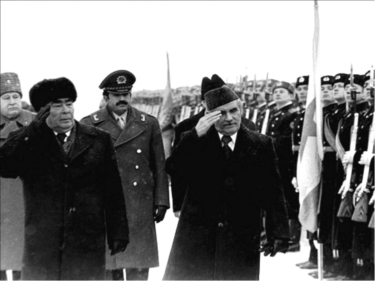 1978 год. Генеральный секретарь ЦК КПСС Л.И. Брежнев в аэропорту Внуково встречает главу Афганистана Нур Мохаммада Тараки. 