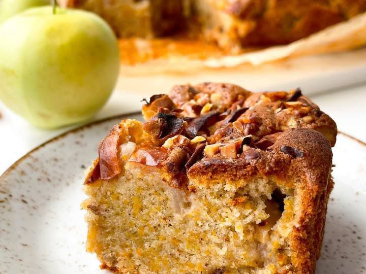 Кулинарные истории. Морковный пирог с яблоками и грецкими орехами.