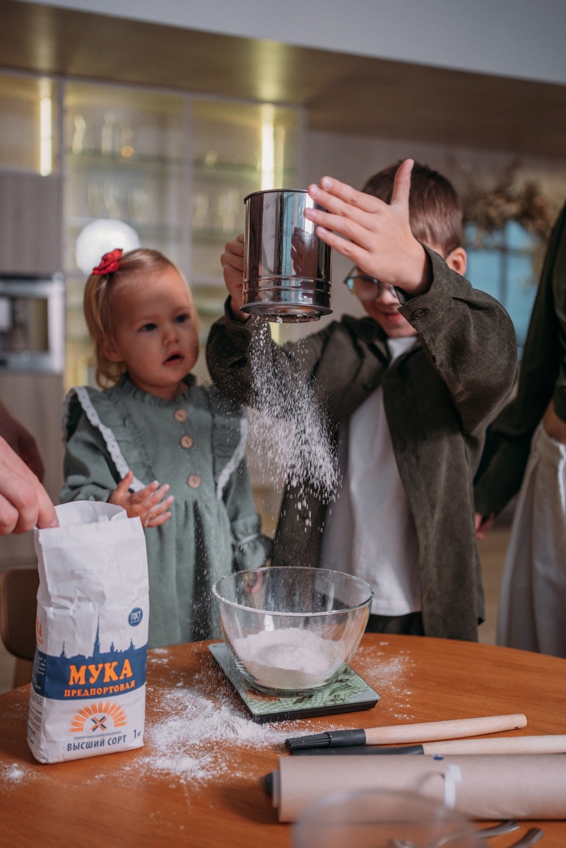 Дети обожают возиться с мукой