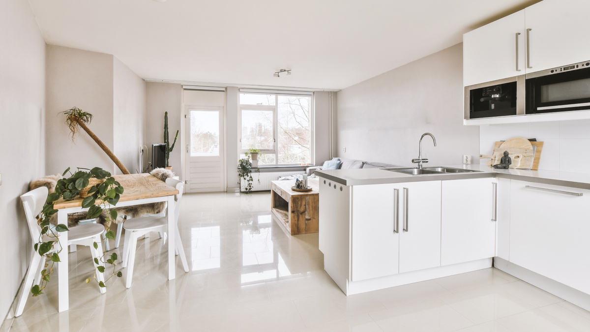 Керамогранит в кухне-гостиной