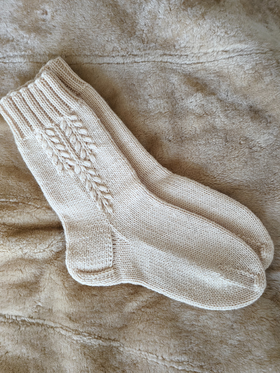 Носочки из мериноса в подарок. Работа автора. Фото автора.