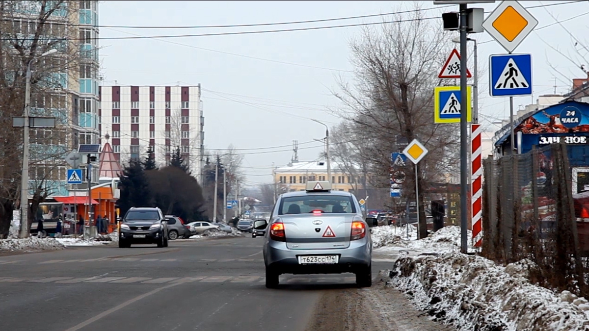 Выполнили задание инспектора "Выберите место для остановки". Выбрали - прямо на переходе.