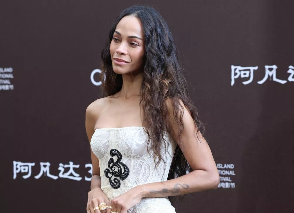    Образ дня: Зои Салдана в ажурном платье на премьере в Китае