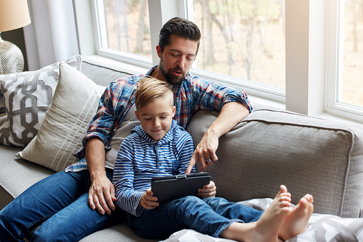 PeopleImages / Shutterstock / FOTODOM📷Роль родителей здесь критически важна: задача не в запрете, а в конструктивном диалоге, предложении безопасных альтернатив и обсуждении правил цифровой гигиены