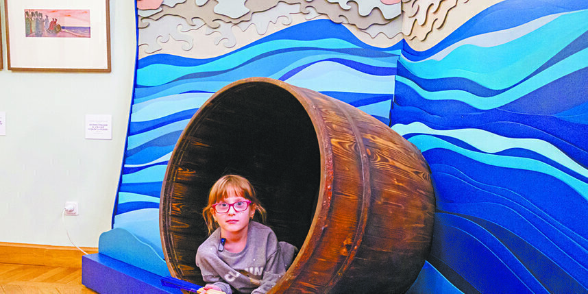    В экспонатах выставки каждый узнает образы и персонажей из любимых сказокАлена Бобрович