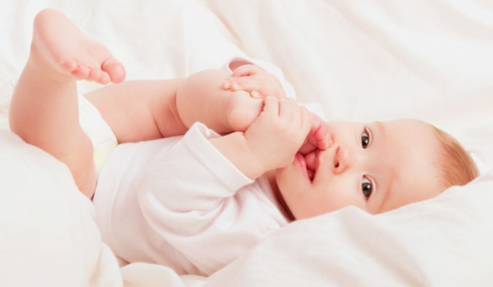 ребенок сосет руки и ноги- что делать?
