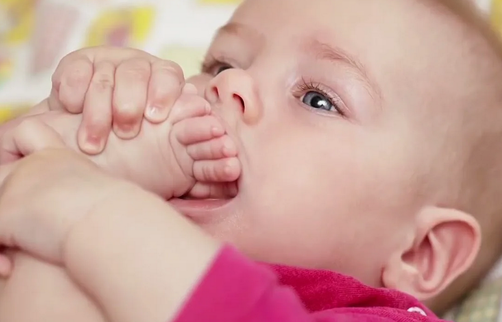 ребенок сосет ноги - нормально ли это?