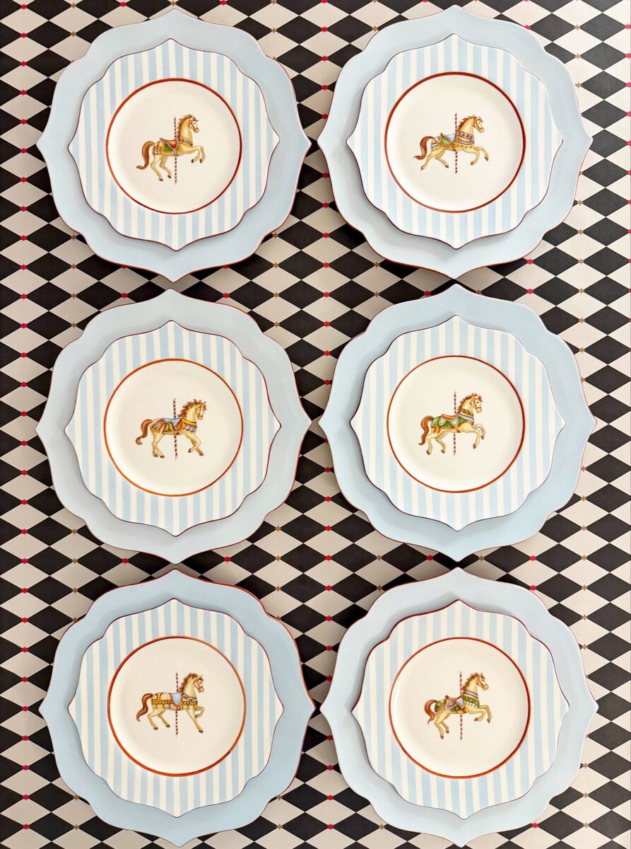 На фото - все 12 тарелок. Две тарелки лежат друг на друге) .