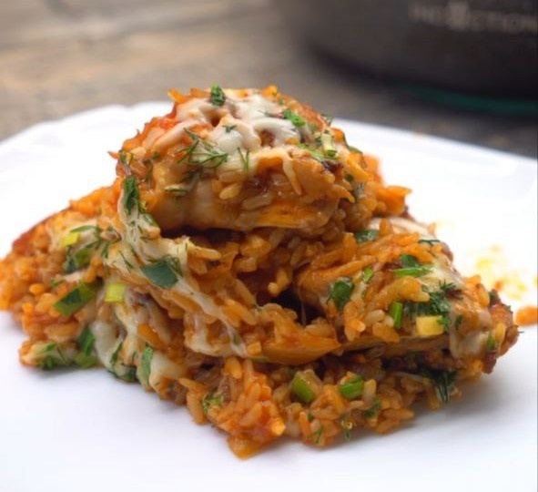 Куриные бёдра с рисом в ароматном томатном соусе