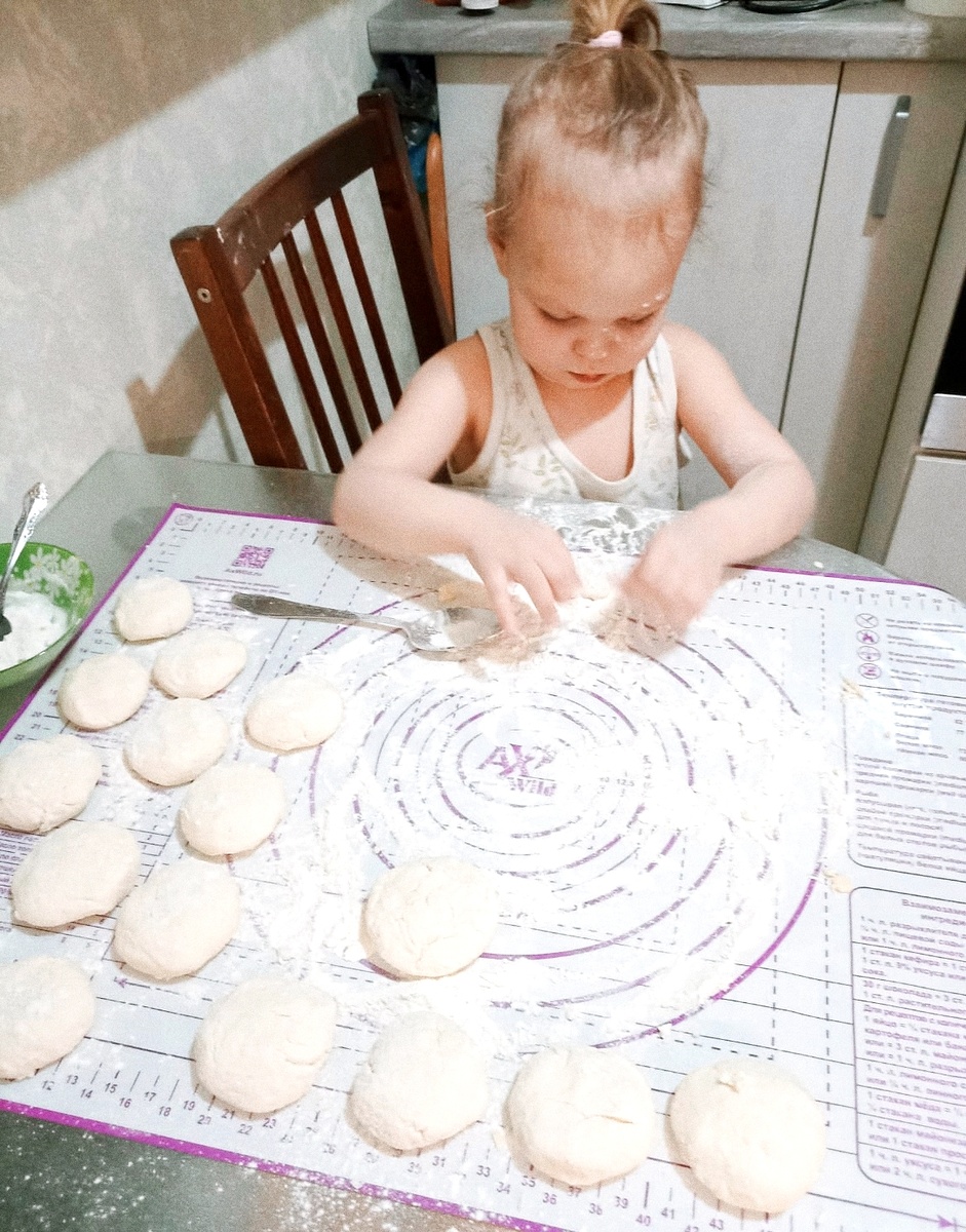 Сколько пирожков надо налепить! Март 2023 г. 