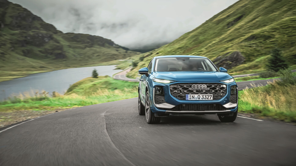 Audi Q3 цвета Malpepo Blue Metallic в кузове Sportback, популярном в Германии, не очень — в Великобритании, а в Америке кузов со скошенной крышей спросом не пользуется, так что новые «ку-третьи» в кузове Sportback туда не повезут.📷Фото: Audi