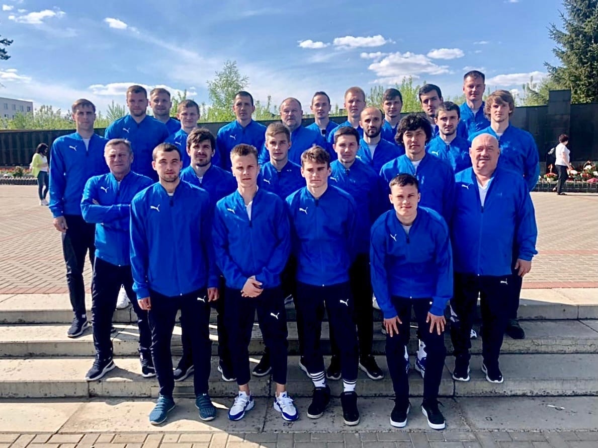 Футбольный клуб «КАМАЗ» в сезоне 2020/2021. Снимок сделан во время возложения венков и цветов у Вечного огня мемориального комплекса «Родина-мать» (9 мая 2021 г.)