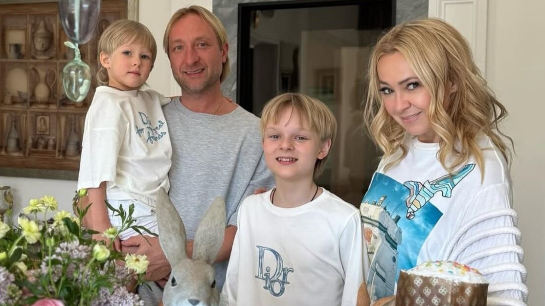 Яна Рудковская и Евгений Плющенко с сыновьями