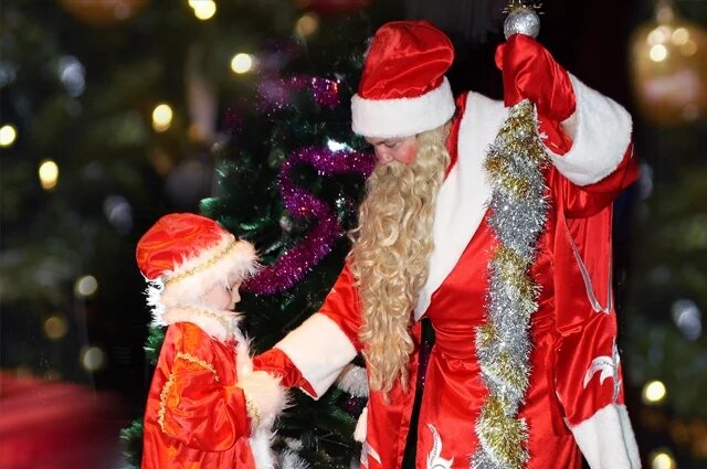    Почему кому-то дают билеты на ёлку в известный театр, а кому-то – нет?