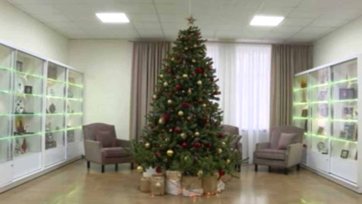    Новогодние подарки и билеты на представления начали выдавать в Курске