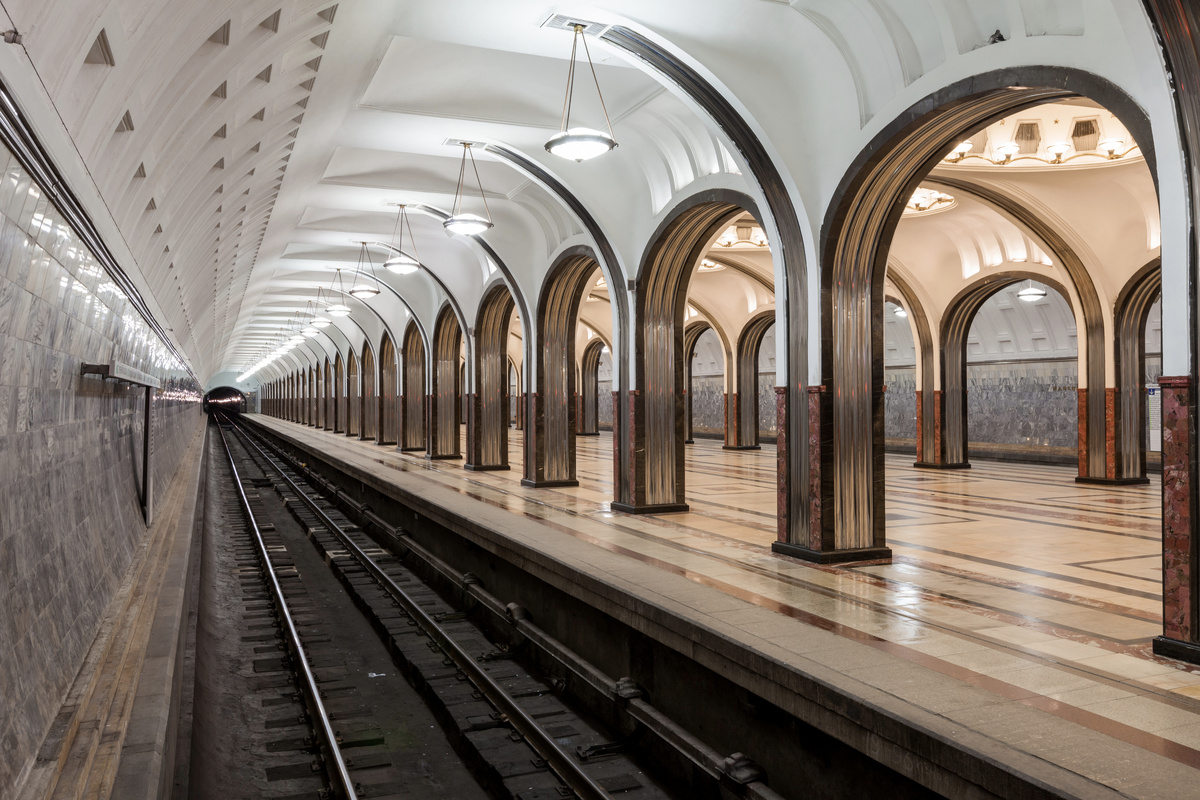 Станция метро «Маяковская».