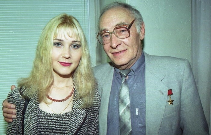 Вячеслав Тихонов с дочкой.