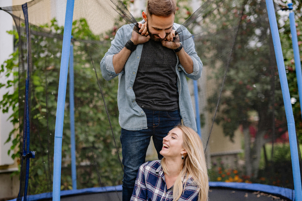 Пара проводит время вместе, поддерживая друг друга в период кризиса в отношениях