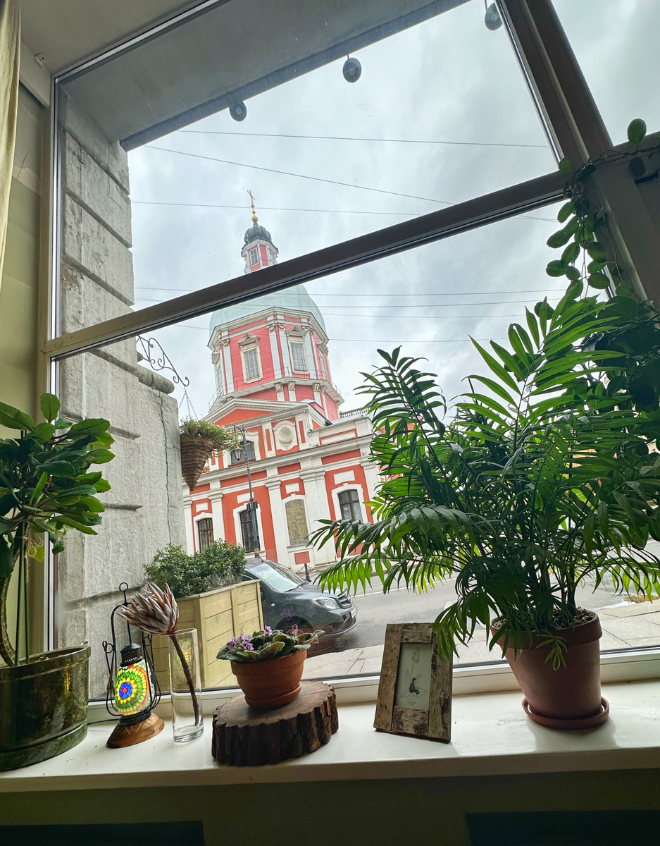 Наш столик с видом на церковь Пантелеимона - приятный бонус посещения этого кафе