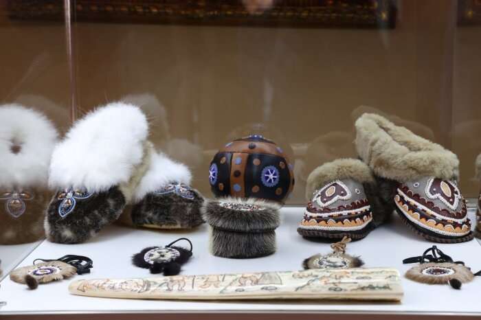 Незадача в том, что точно такие же сувениры из меха северного оленя продают в Ханты-Мансийском автономном округе и на Ямале. Скорее всего, их можно приобрести и в Якутии / Фото: телеграм-канал Владислав Кузнецов