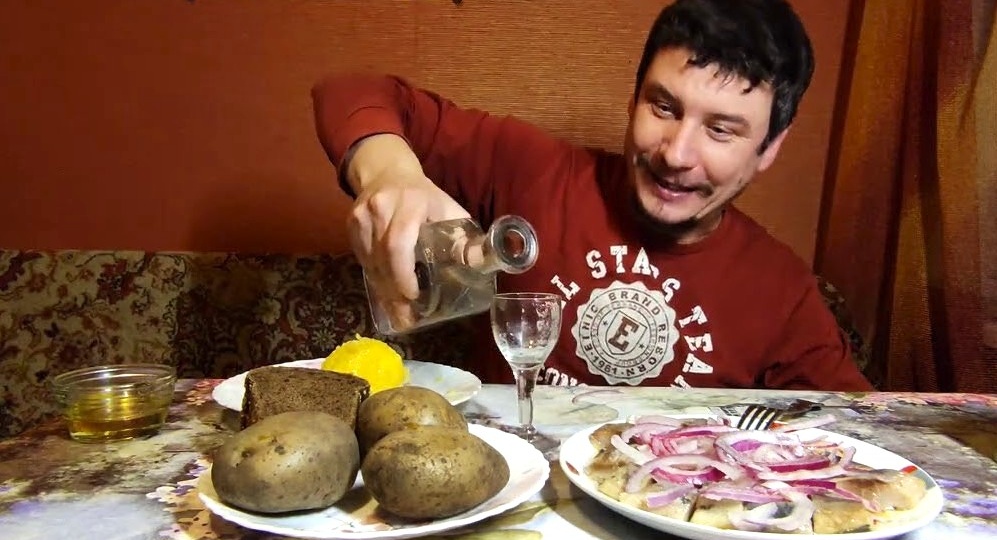 Правильно закусываем водку на Новый год: лучшие и худшие закуски к водке