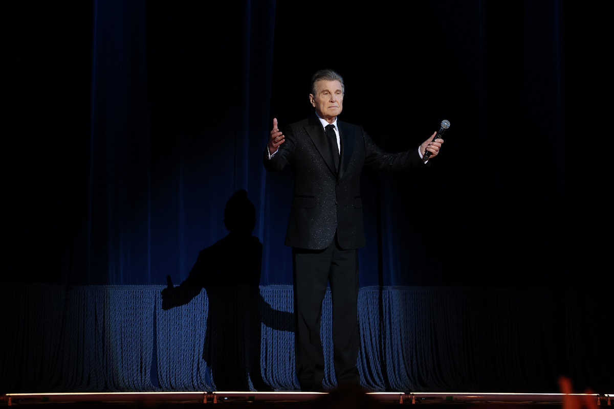 Лев Лещенко предваряет концерт своим комментарием.