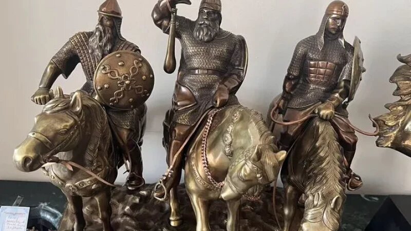     Три богатыря Авито