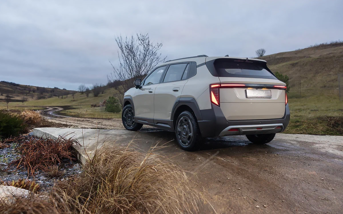 Evolute📷Сзади новый Evolute i-Joy легко узнаваем благодаря необычному рисунку светодиодных фонарей. На тестовых экземплярах на крышке багажника нет логотипа бренда, но на серийных автомобилях он появится