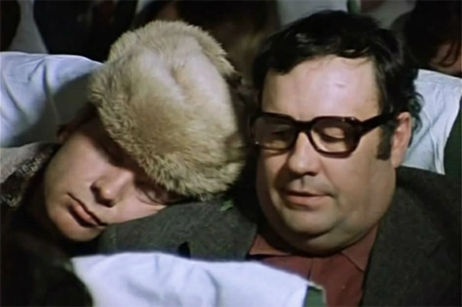 Они латят в Ленинград. Кадры из новогоднего кинофильма про баню. Андрей Мягков и режиссер фильма Эльдар Рязанов. 