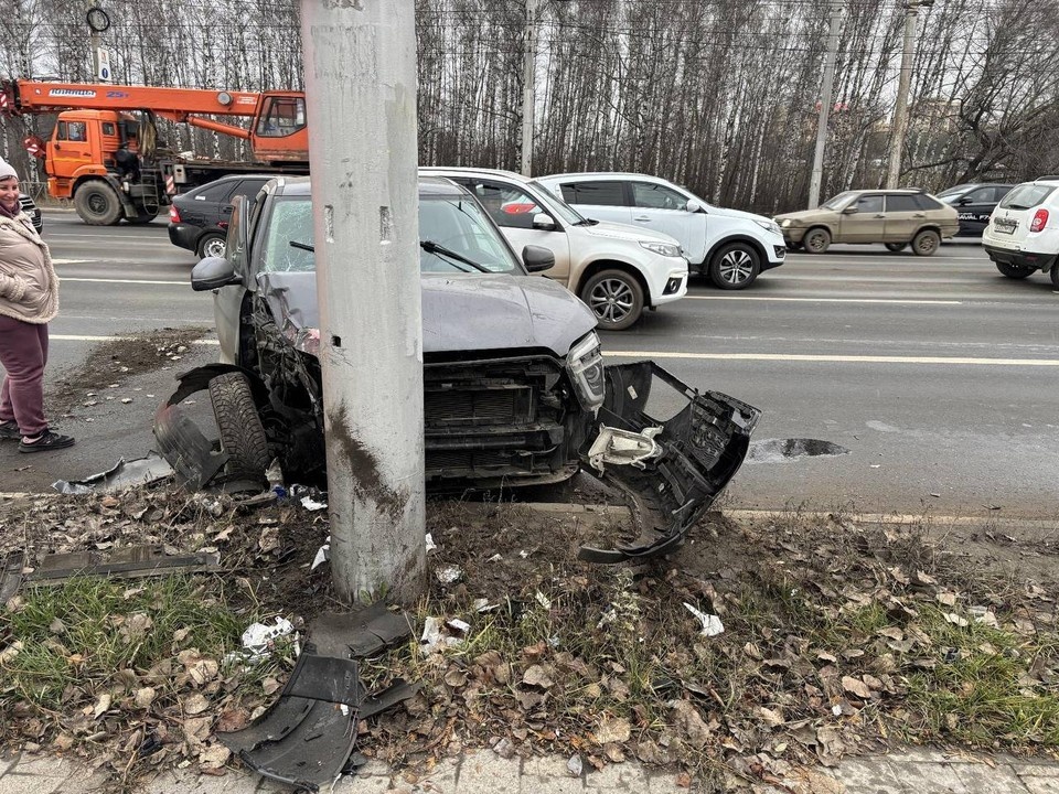    При столкновении Hyundai со столбом на Московском шоссе пострадала женщина.