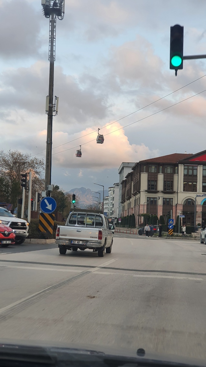 Телеферик проходит прямо над городом и уходит в горы 